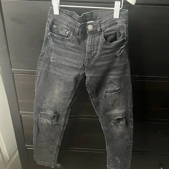 ZARA BOYS DISTRESSED JEAN SIZE 9 (SEE VIDEO) PET & SMOKE FREE - Picture 1 of 4